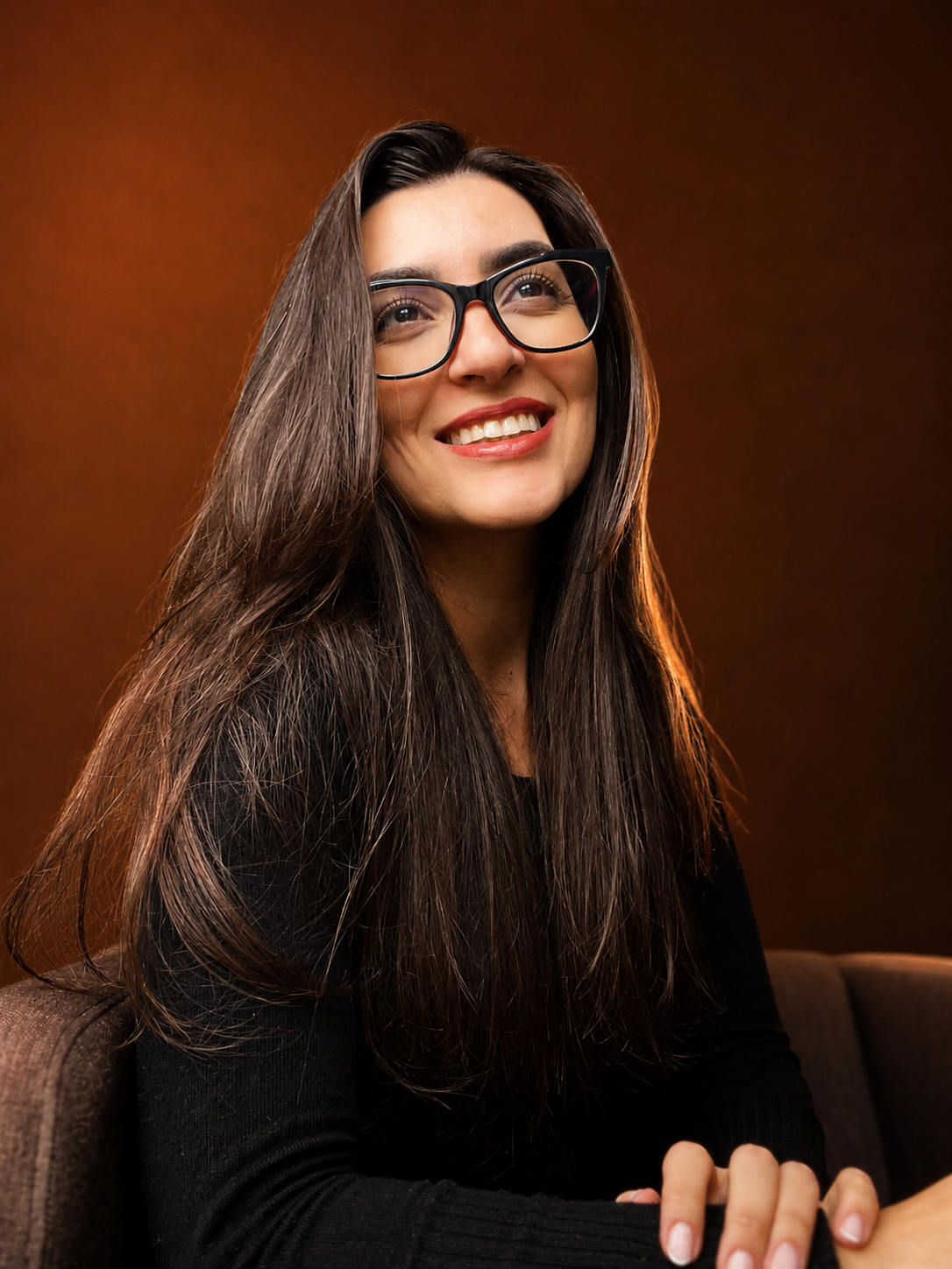 Evellyn Litke sorrindo em estúdio